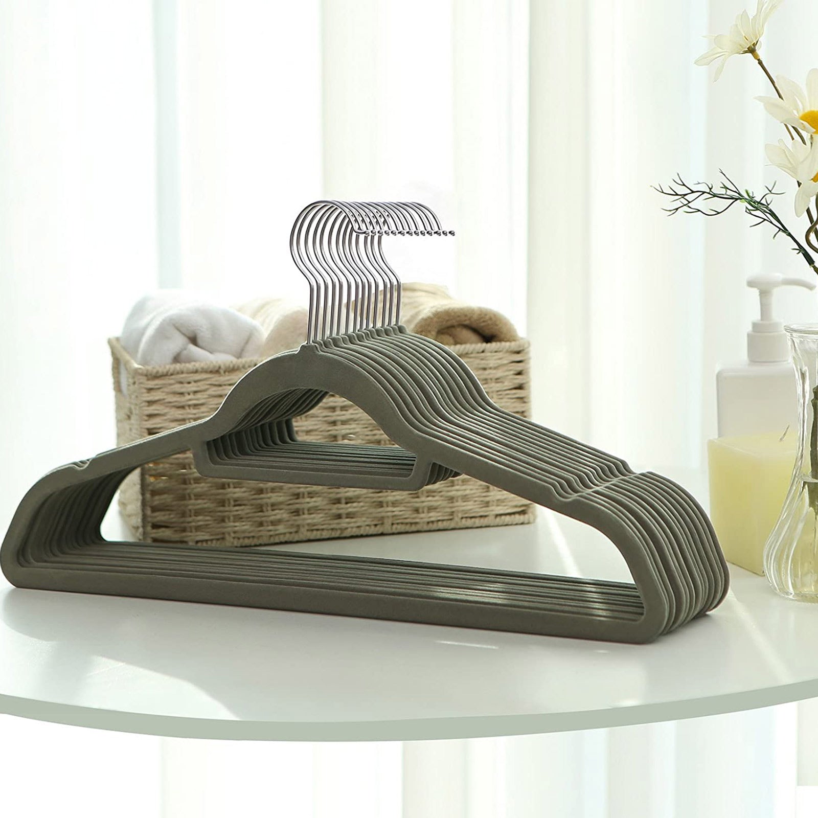 Set of 100 clothes hangers