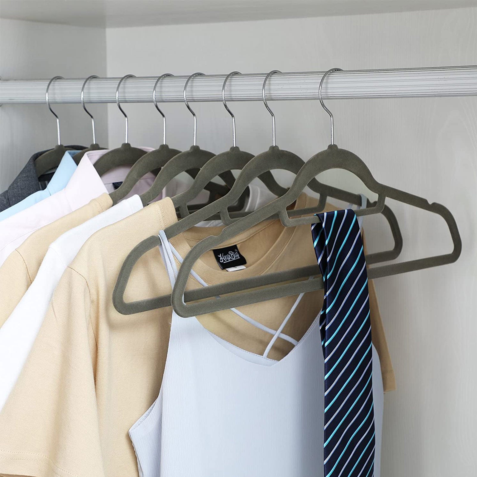 Set of 100 clothes hangers