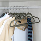 Set of 100 clothes hangers